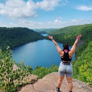 Gymshark light gray flex biker shorts (M)